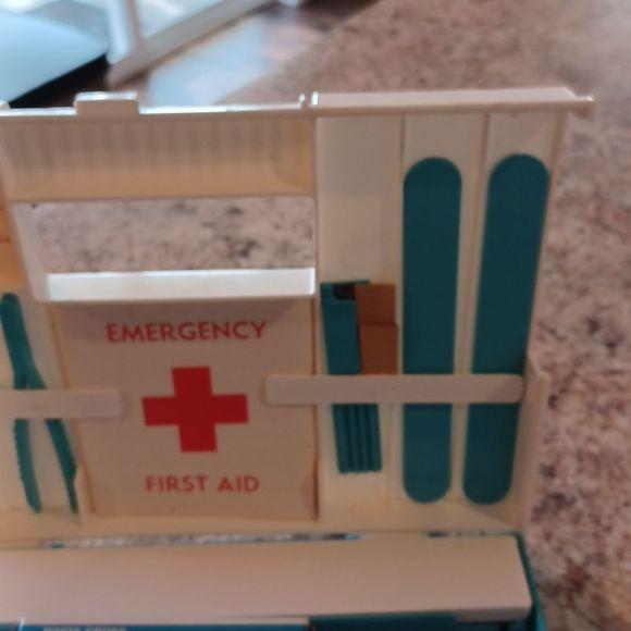 Vintage White Cross Emergency First Aid Kit~ Copyright 1965 - Picture 7 of 16